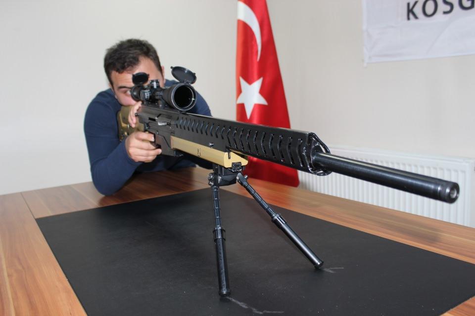 <p>"Türkiye'nin yüzde 100 yerli ve milli sniperini ürettik"</p>
<p>Hamzaoğlu şöyle devam etti:<br />
"AR-GE inovasyon konusunda KOSGEP'ten destek alarak proje geliştirmeye başladık. Projemiz; dünyanın yaptığı ürünleri Türkiye'de yapabilmekti. Dünyada 'sniper' denilen silahlar üretilmektedir. Biz de bunu başaracağımıza inandık. Türkiye'nin yüzde 100 yerli ve milli 'sniper' silahını ürettik. Bu kapsamda Cumhurbaşkanımıza, tüm bakanlarımıza, devlet büyüklerimize, KOSGEP Başkanlığımıza, Kırıkkale Valiliğimize, siyasetçilerimize KOSGEP İl Müdürlüğüne çok teşekkür ediyoruz."</p>
