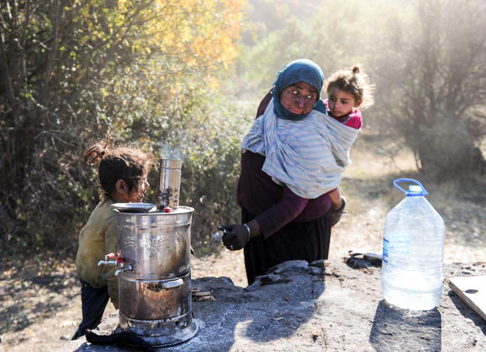 <p><strong>“Söndüremiyorsan emeklerin boşa gidiyor”</strong></p>

<p><br />
Odunların kesim aşamasından, ocaktan çıkma aşaması arasında birçok defa elden geçtiğini söyleyen Çelik, bir anlık dalgınlığın tüm emekleri boşa çıkardığını da belirtti. Çelik, “Bu odunların hepsi belki 20 defa bir elden geçiyor. Bunu keserken, budamasını yaparken, traktöre yüklerken tek tek eline atıp çatıyorsun. Sonrasında kürekle topraklıyorsun, kepçe diye bir şey yok burada. Kapattıktan sonra ateşe veriyorsun her saat başı açılıyor odun boşaltıyorsun. Bazen de ocak patlıyor. Patladığı zaman da ne toprak ne başka bir şey üzerinde kalmıyor. Söndüremiyorsan itfaiye çağırıyorsun o zaman da emeklerin boşa gidiyor” diye konuştu.</p>
