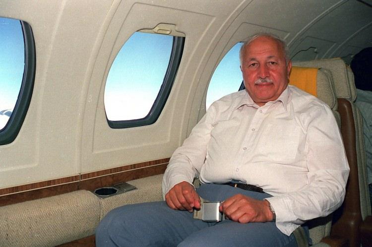 <p> Odalar Birliği Başkanlığından ayrılması</p>

<p> </p>

<p>Erbakan, Odalar Birliğinde de aktif dönem geçirdi, Anadolu sermayesini desteklemek için çalıştı.</p>

<p> </p>

<p>Odalar Birliği Başkanı Erbakan'ın, bu koltuktan uzaklaştırılması için çeşitli adımlar, siyasi pazarlıklar yapıldı.</p>

<p> </p>

<p>Odalar Birliği Başkanlığı seçiminin geçersiz sayılması Danıştaya taşındı. Erbakan, bu görevinden, Ankara Valiliğinin emriyle uzaklaştırıldı.</p>

<p> </p>

<p>Bu karar, Erbakan'ın siyaset yolculuğunu başlattı.</p>

<p> </p>
