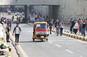 <p>Rıda, protestolar öncesi Medinetu's Sadr bölgesinde çalıştıklarını söyleyerek, o bölge halkı dışında kimsenin tuk tuklara binmediğini ama şimdi bu motor taksinin herkesin gözdesi haline geldiğini anlattı ve sözlerini "Çok şükür, artık çok seviliyoruz." diyerek tamamladı.</p>
