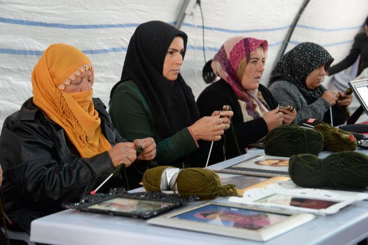 <p>Bütün evliyalar onlarla beraber olsun. Onlar var ise biz de varız, onlar yoksa biz de yokuz. Allah razı olsun hepsinden Rabbime emanet ettim. Allah onları her türlü kötülükten korusun. Onlara şu anda atkı örüyoruz, onlara bir katkı olsun diye, onlar üşümesin onlar üşürse biz de üşürüz. Dağda taşta Rabbim onları her türlü afetten korusun” şeklinde konuştu.<br />
Konuşmalarının ardından anneler, Mehmetçiklere asker selamı göndererek, askerlerin yanlarında oldukları mesajını verdiler.</p>
