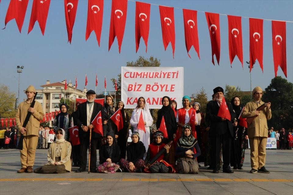 <p>Düzce'de 29 Ekim Cumhuriyet Bayramı, Anıtpark Meydanında düzenlenen törenle kutlandı. Törende lise öğrencileri, "Cumhuriyeti Biz Böyle Kazandık" temalı gösteri sundu.</p>
<p> </p>