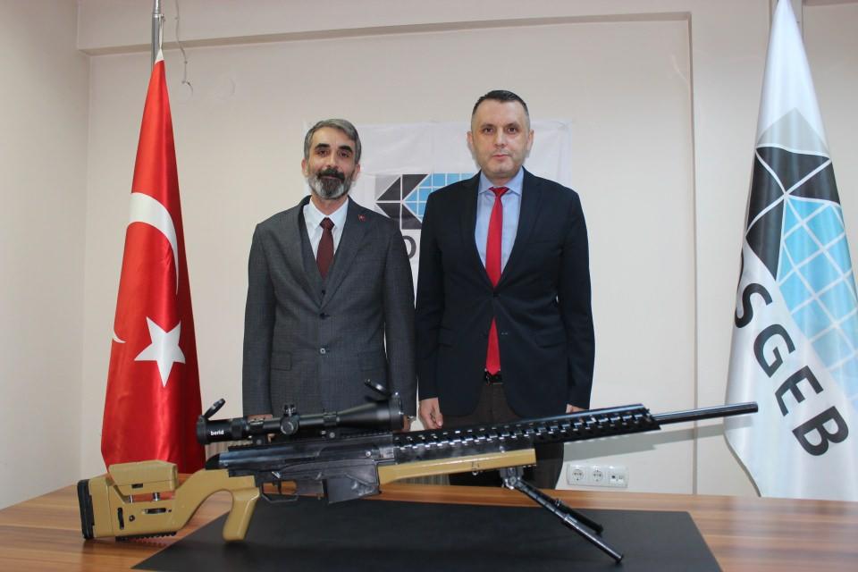 <p>Çünkü dünya buna döndü, dünyada silahla teknoloji ile buluştu. Bizde onlardan geri kalmayacağımıza inandığımız için 'sniper'ın en büyük özelliği dürbün. Dürbünler üzerinde çalışmalar yapıyoruz. Üzerindeki dürbünü Türk firması yaptı. İşe başlamadan önce 6 milyon kadar bir para harcadık, 10 milyon kadar daha para harcayacağız. Devamı da gelecek. Onun dışında bizim hedefimiz en az 350 kişiyi çalıştırabilmek. Tek bir ürünle girmeyeceğiz, farklı ürünlerde üreteceğiz" ifadelerini kullandı.</p>

<p>Kırıkkale Silah İhtisas Organize Sanayi Bölgesinde faaliyet gösteren özel bir şirkete ait savunma sanayi fabrikasında KOSGEB AR-GE ve İnovasyon Desteği kapsamında desteklenen ve tamamen yerli ve milli imkanlarla tasarlanarak üretilen keskin nişancı tüfeği 113 parçadan oluşuyor.</p>

