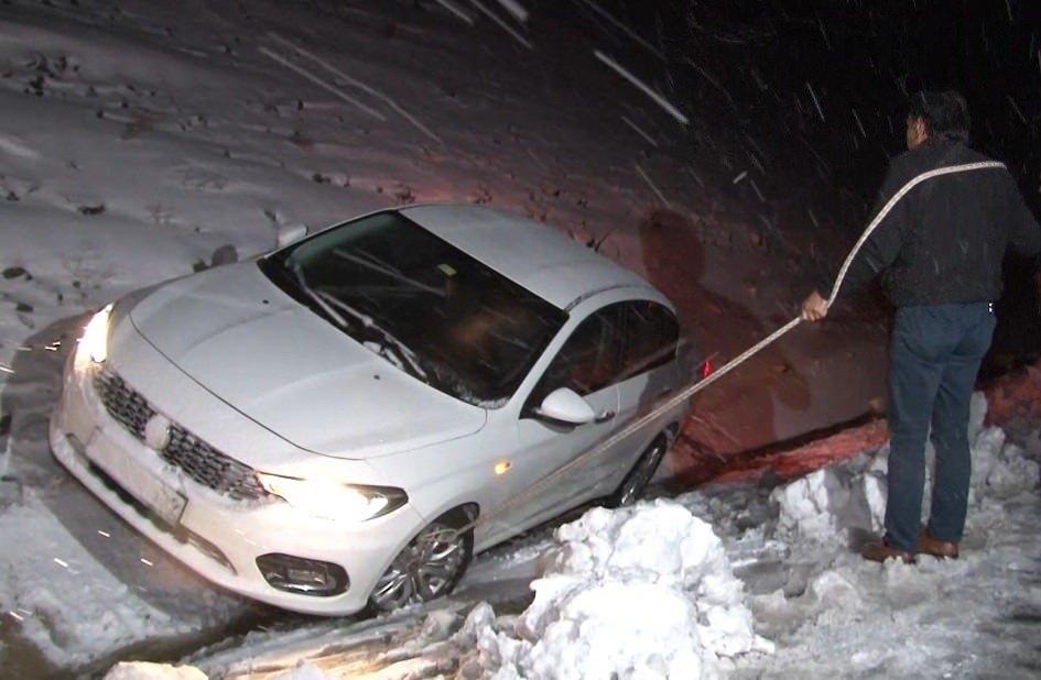 <p>Yaşanan kazalarda araçların trafiği engellememesi için karayolları ekipleri iş makineleri ile sürücülere destek verdi.</p>
