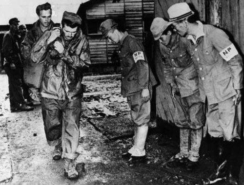 <p>Savaşta teslim olan Japonya'nın askerlerinin, serbest bıraktıkları ABD'li esirlerin önünde eğilmesi,</p>
<p>1945.</p>