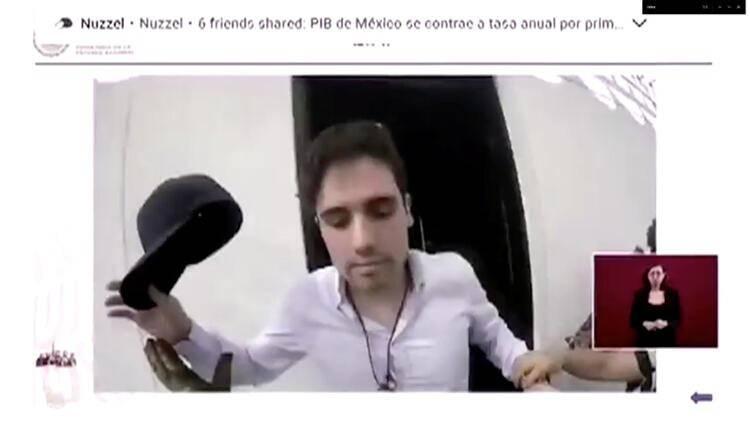 <p>Video kaydında 'Dışarı çık' komutuna uyan oğul Guzman'ın elinde beyzbol şapkasıyla kapıda belirdiği görülüyor.</p>

<p> </p>
