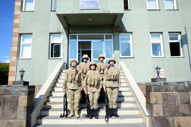 <p>"İş yerinde bir komutanım, eve geldiğimde bir anneyim. Eşim de jandarma personeli. Ona özenerek bu mesleğe girdim ve çok da memnunum. Evde çocuğumla ilgileniyorum. Bu mesleği yapmaktan gurur duyuyorum. Gün içerisinde evrak işleriyle uğraşıyorum. Huzur ve güven uygulamalarına katılıyorum. Görevimi yaptıktan sonra eve geliyorum. Temizliğimi ve yemeğimi yapıyorum. Eşime ve çocuğuma vakit ayırıyorum. Mümkün olduğunca günümü güzel değerlendiriyorum. Bir kadın olarak bu mesleği severek yapıyorum."</p>
<p> </p>