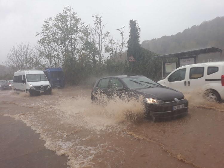 <p>Beykoz'da aniden bastıran sağanak yağış nedeniyle yollar göle döndü. Sürücüler trafikte zor anlar yaşadı.</p>

<p> </p>
