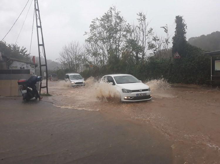 <p>Bazı vatandaşlar da ıslanmamak için saçak altlarında bekledi. Yağmura yakalan bir kişi ise ayakkabılarını çıkararak yürüdü.</p>