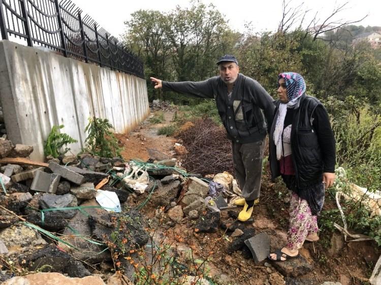 <p>Beykoz’da yoğun yağış nedeniyle bir sokağı ve sokaktaki evlerin bahçesini su bastı. Duvar yapımının yarım bırakıldığı iddia edilen bir mezarlıktan akan çamurlu su, vatandaşların bahçelerinde zarara neden oldu.</p>
