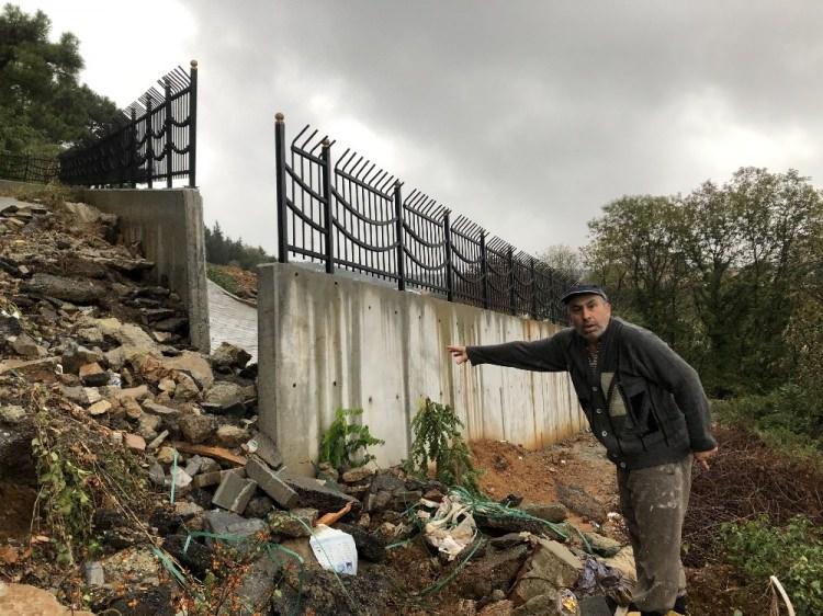 <p>Beykoz’da yoğun yağış nedeniyle bir sokağı ve sokaktaki evlerin bahçesini su bastı. Duvar yapımının yarım bırakıldığı iddia edilen bir mezarlıktan akan çamurlu su, vatandaşların bahçelerinde zarara neden oldu.</p>
