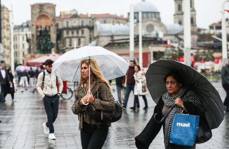 <p>İstanbul'da etkili olan sağanak, hayatı olumsuz etkiliyor. </p>
