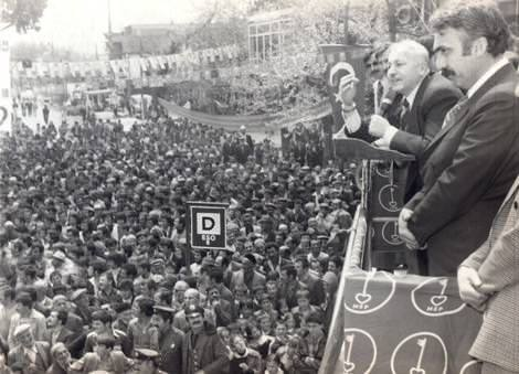 <p>Anayasa Mahkemesinde görülen Refah Partisinin kapatılması davası 16 Ocak 1998'de sonuca bağlandı. Refah Partisinin kapatılmasına ve aralarında Necmettin Erbakan'ın da bulunduğu 6 kişiye 5 yıl süreyle siyaset yasağı getirilmesine karar verildi.</p>

<p> </p>
