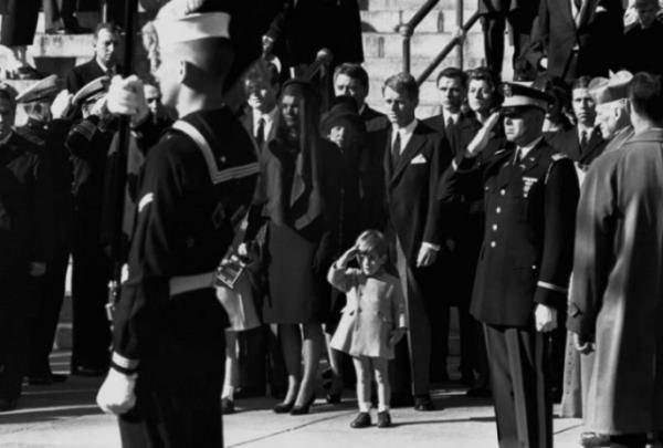 <p>John F. Kennedy`nin Oğlu, Öldürülen Babasının Cenazesine Selam Dururken,</p>
<p>1963</p>
