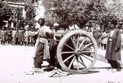 <p>Biraz sonra ateşlenecek bir topun önüne bağlanarak infaz edilmeyi bekleyen İran'lı adam,</p>
<p>19. yüzyılın sonları. </p>