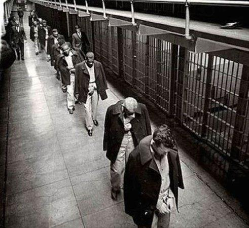 <p>Dünyanın en meşhur hapishanelerinden olan Alcatraz'dan tahliye edilen son mahkumlar,</p>
<p>1963.</p>