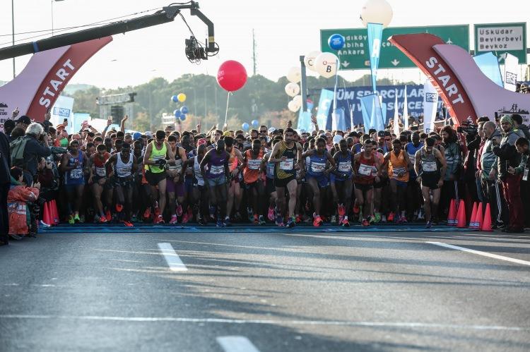 <p>"İstanbul senin, durma koş" sloganıyla 3 kategoride gerçekleştirilen organizasyonun startını Gençlik ve Spor Bakanı Mehmet Muharrem Kasapoğlu verdi. Maraton ve 15 kilometrelik çipli koşuya 106 ülkeden 37 bin çipli sporcu, halk koşusuna yaklaşık 100 bin vatandaş katılıyor.</p>

