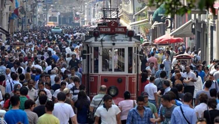 <p>Türkiye'nin en kalabalık ilçelerinin nüfusları görenleri şaşkına çeviriyor. TÜİK tarafından açıklanan rakamlara bakıldığında 2007 yılında bu yana yüzde 50'nin üzerinde artan nüfus, bazı ilçelerde yoğunluğa neden oldu. İşte ilçeler ve rakamlar</p>
