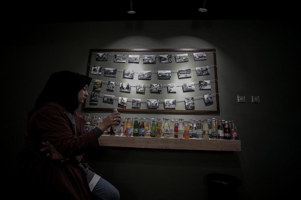 <p>"O nostaljiyi burada yaşayıp gidiyorlar. Bu markaların birkaç çeşidini marketlerde de bulabilirsiniz ancak bu konseptte yani gazozcu dükkanından bunları temin etmek hoşlarına gidiyor. </p>
<p> </p>