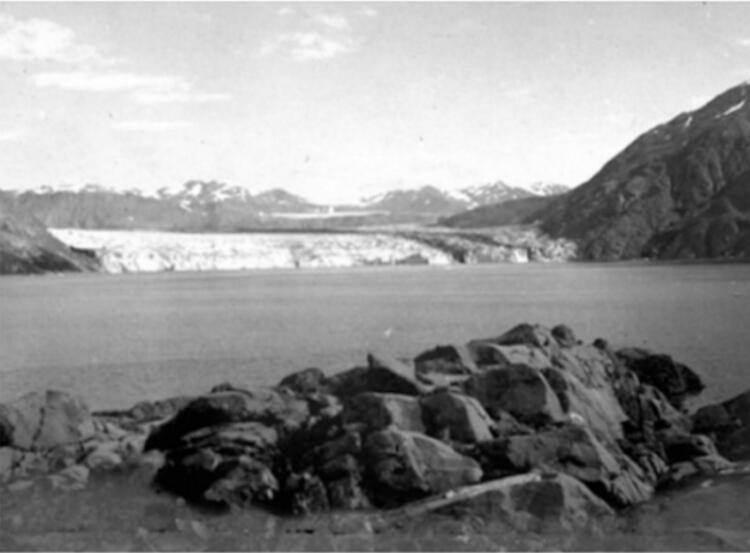 <p>Alaska'daki Carroll Buzulu'nun 1906 yılının ağustos ayında çekilen bir fotoğrafı.</p>
<p> </p>