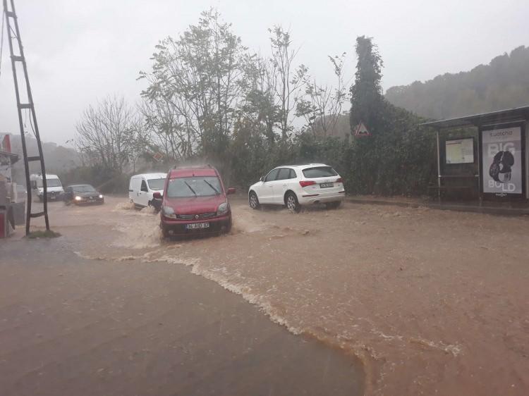 <p>İstanbul için yapılan kuvvetli yağış uyarısının ardından Beykoz'da sağanak yağış etkili oldu. </p>

<p> </p>
