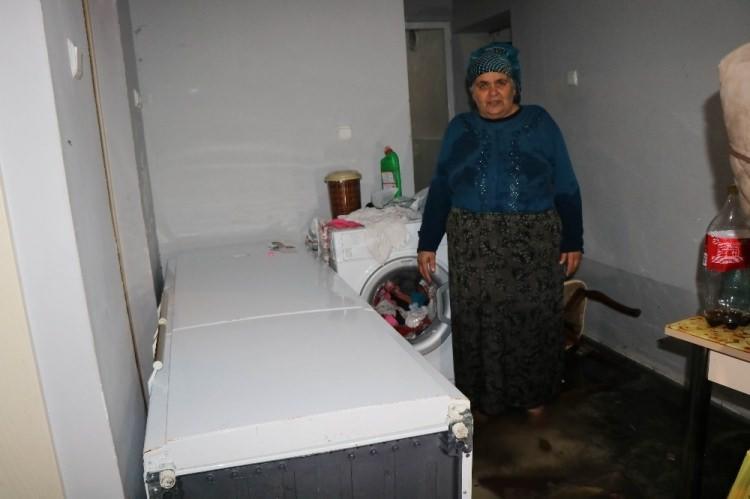 <p>Yatağım, yorganım, beyaz eşyalarım hepsi su altında kaldı. Bizi görenler Allah rızası için buna bir çare bulsun. Bunun daha kışı var” dedi.</p>