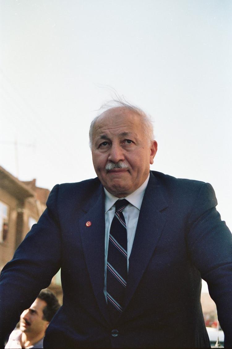 <p>Refah Partisi birinci parti oldu</p>

<p> </p>

<p>Necmettin Erbakan, 20 Ekim 1991 seçimlerinde Konya'dan yeniden milletvekili seçildi.</p>

<p> </p>

<p>Parti, 1995'teki genel seçimlerde yüzde 21,7 oy oranıyla sandıktan birinci çıktı. Erbakan, Meclise Konya milletvekili olarak girdi.</p>

<p> </p>

<p>Cumhurbaşkanlığı koltuğundaki Süleyman Demirel, hükümeti kurma yetkisini Refah Partisine vermedi. Kurulan DYP-ANAP hükümeti 3 ay sürdü. </p>
