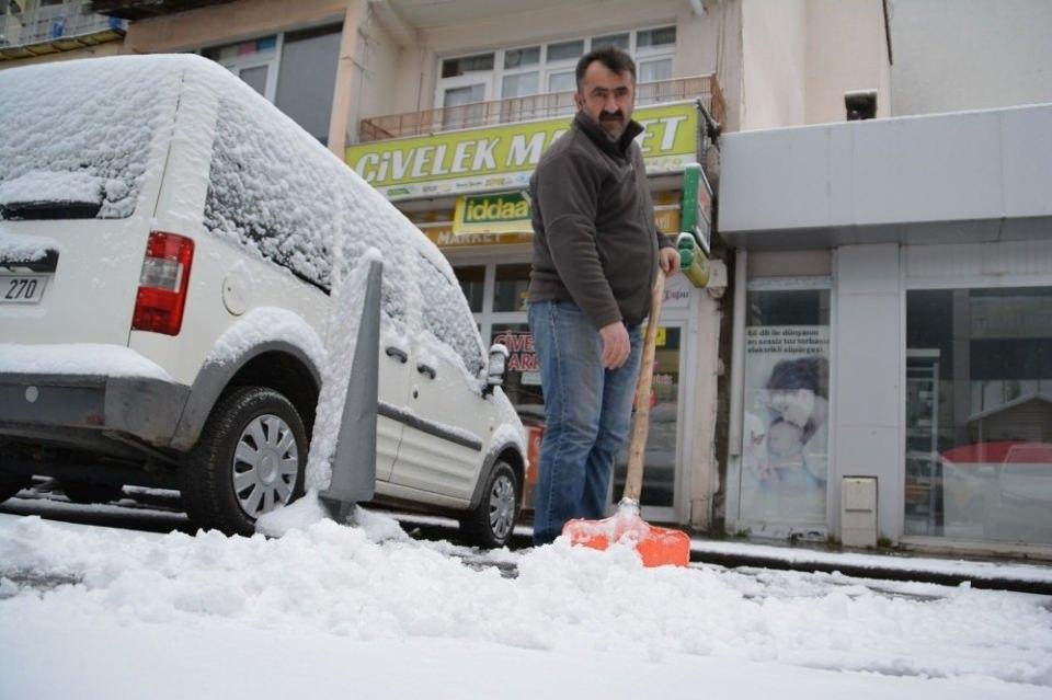 <p>Sabahın erken saatlerinde uyanan vatandaşlar araçlarının üzerindeki karı temizledi. </p>
