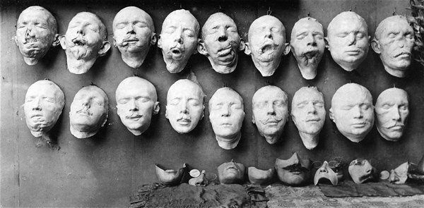 <p>Birinci Dünya Savaşı sonrası eve dönen askerlerin bir kısmı savaş yaralarını yüzünde taşıyordu.Amerikalı bir heykeltıraş olan Anna Coleman Ladd bu süreçte eğitimini kullanarak savaşta yüzünü yitiren ya da yüzünden ağır şekilde yaralanan askerler için maskeler yapmaya başladı. </p>
<p> </p>