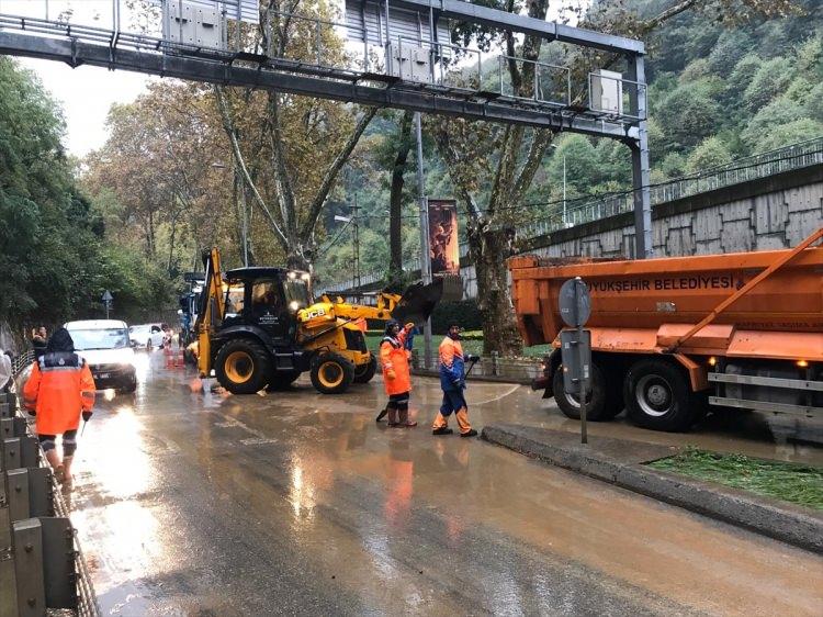 <p>Su birikintilerinin oluştuğu yollarda araçlar güçlükle ilerlerken, belediye ekipleri de suyun tahliye edilmesi için çalışma başlattı. </p>
