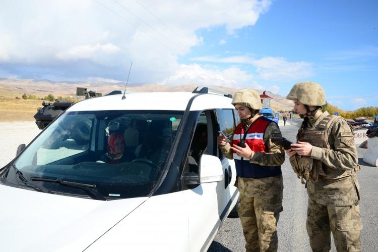 <p>Jandarma Astsubay Çavuş Kerime Özcan da Konya İl Jandarma Komutanlığından, Bitlis Jandarma Komutanlığına atandığını belirterek, "Jandarma teşkilatında 2 yıldır görev yapıyorum. Bir kadın olarak bu mesleği yapmaktan onur duyuyorum. Yol uygulamalarında kaçakçılara ve suçlulara göz açtırmıyoruz." diye konuştu.</p>
<p> </p>