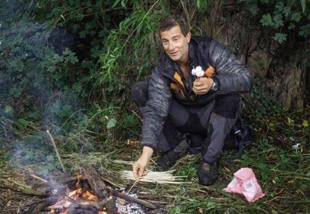 <p>Bulduğu yerlerde &ccedil;adırda kaldığı g&ouml;r&uuml;nen Grylls'in aslında, kameralar kapandığında otelde kaldığı da iddia ediliyor.</p>

<p>&nbsp;</p>
