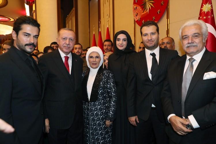 <p>Türkiye Cumhurbaşkanı Recep Tayyip Erdoğan'ın daveti üzerine 29 Ekim Bayramı vesilesiyle düzenlenen kabul törenine birçok ünlü isim katıldı. Davete katılan ünlüler o anları sosyal medya hesaplarından paylaştı. </p>

