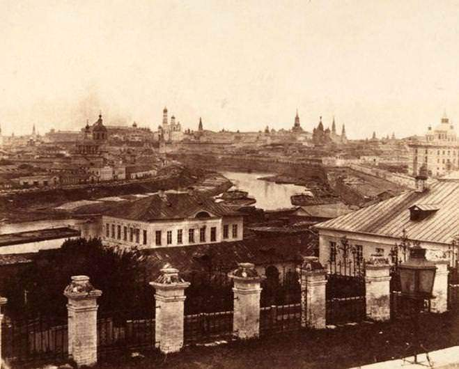 <p>Moskova'daki Kremlin Sarayı'nın uzaktan görüntüsü (1852)</p>
<p> </p>