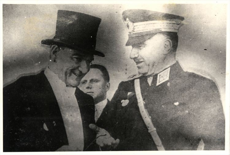 <p>Cumhuriyet'in 14. yıl dönümünde Mareşal Fevzi Çakmak ile çekilen fotoğrafı.</p>
