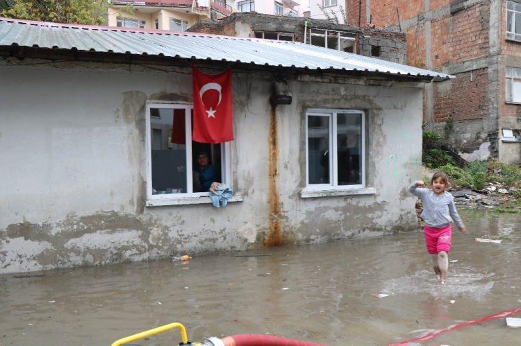 <p>Evini su bastığı için bütün eşyalarının sular altında kaldığını ifade eden 62 yaşındaki Saliha Özmalkoç, “Torunum sabah su içmeye kalkmış. ‘Anneanne kalk boğuluyoruz’ dedi. </p>
<p> </p>