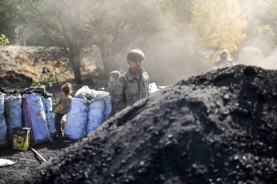 <p><strong>“İş bitince tekrar Mardin’e dönüyoruz”</strong></p>

<p>Sezon sonunda Mardin’e gideceklerini söyleyen Çelik, mangal kömürü işinde her evrenin kendi içinde zor olduğunu belirtti. Kazandıkları paranın geçim için yetersiz olduğunu söyleyen Çelik, “İş bitince tekrar Mardin’e dönüyoruz. </p>
