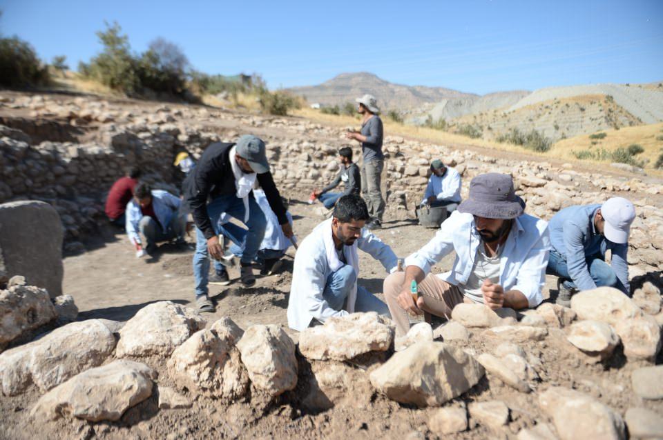 <p><strong> "4 stelden 3'ü günümüze kadar korunabilmiş"</strong></p>

<p>Boncuklu Tarla Kazılarının bilimsel danışmanlığını yürüten Mardin Artuklu Üniversitesi Arkeoloji Bölümü Dr. Öğr. Üyesi Ergül Kodaş, AA muhabirine, Kocaeli Üniversitesi Fen Edebiyat Fakültesi Arkeoloji Bölüm Başkanı Prof. Dr. Ayşe Tuba Ökse başkanlığındaki kazı çalışmalarının titizlikle yürütüldüğünü söyledi.</p>
