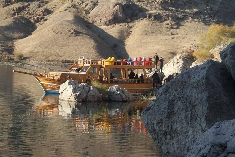 <p>Gemi temini ile turlara da yavaş yavaş başlıyoruz. Destinasyon ve tur paketleri oluşturma çalışmaları devam ediyor. Dünyada artık turizm kalıpları turistlerin talep ettiği alanlar aktiviteye, maceraya ve adrenaline dayanan turları tercih ediyorlar. Bunu gençler olduğu gibi yaşlılar da tercih ediyor. Dolayısıyla bu tür yerlere çok talep var. Elazığ’ın Harput ve Palu ilçesi tarihi ve kültürel derinliği ve medeniyet zenginliği oldukça fazla bir yer.</p>