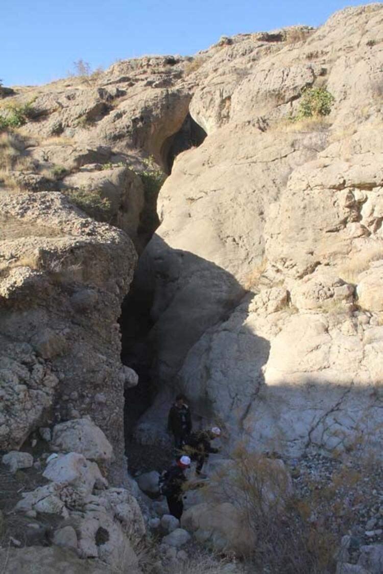 <p>Kültür ve medeniyetlerin oluşturduğu yapıların hepsini, farklı medeniyetleri görmek mümkün. Onun yanında bu doğal varlıkların olması ve su varlığının çok yüksek olması önemli. Türkiye’nin en çok su bulunan bölgelerinden birisi. Bu tür kanyonların keşfedilip turizme sunulması sadece bu bölge için değil, Türkiye için de müthiş bir kazanımdır" diye konuştu.</p>
<p> </p>