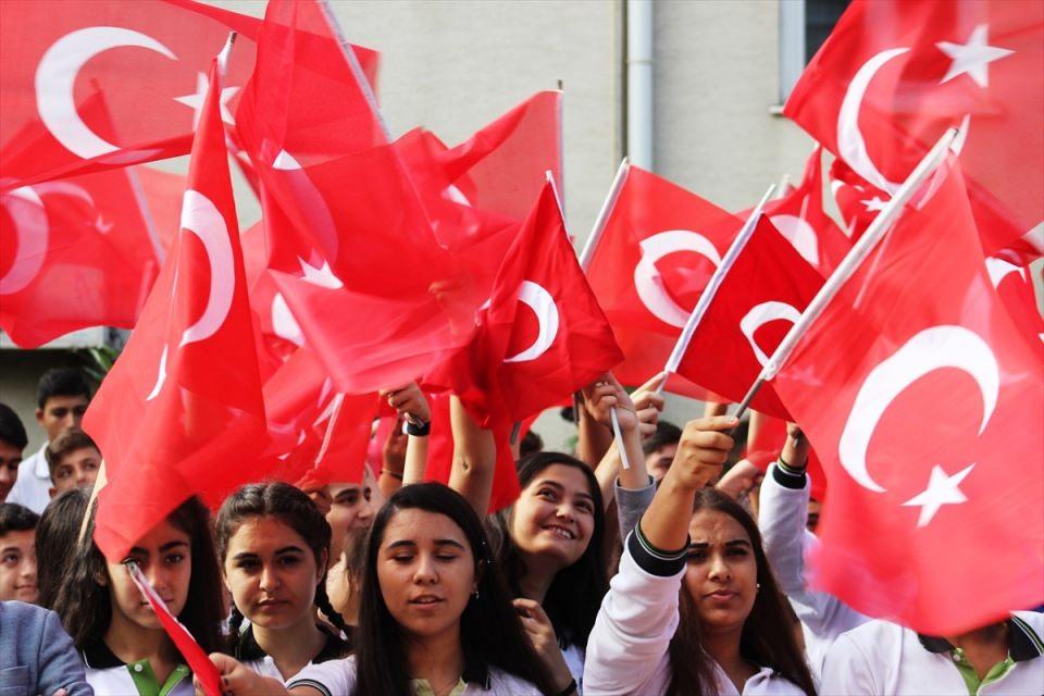 <p>Osmaniye'de 29 Ekim Cumhuriyet Bayramı, Devlet Bahçeli Bulvarı'nda düzenlenen törenle kutlandı.</p>

<p> </p>

