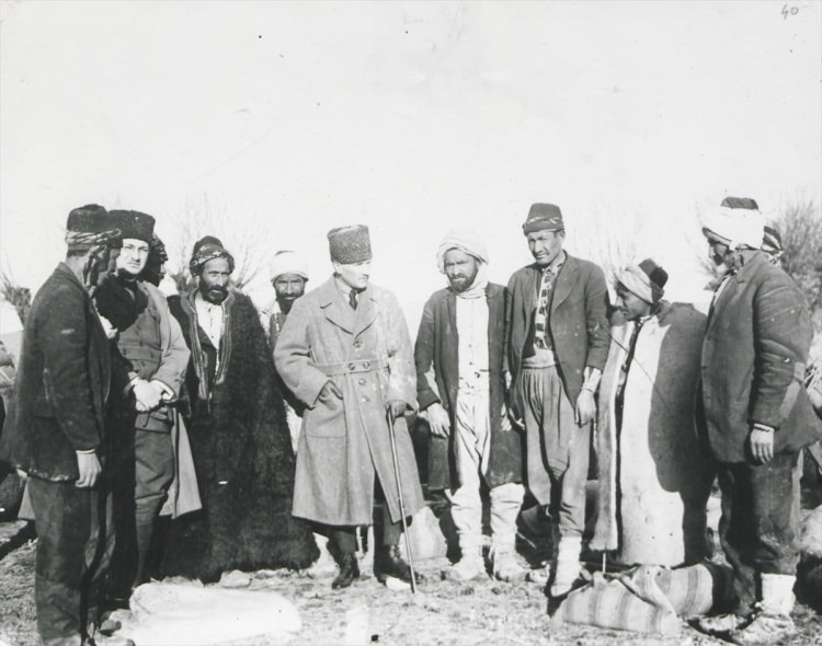 <p>Atatürk'ün köylülerle sohbeti sırasında çekilen bir fotoğrafı.</p>
