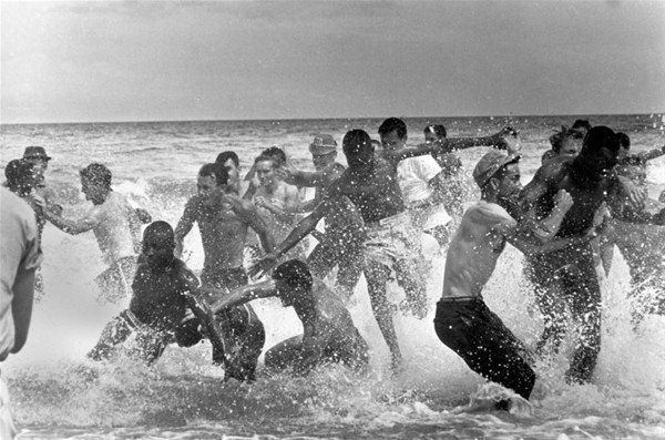 <p>Haziran 1964. Denizde yüzmek isteyen siyahi gençlere müdahale.</p>
<p> </p>