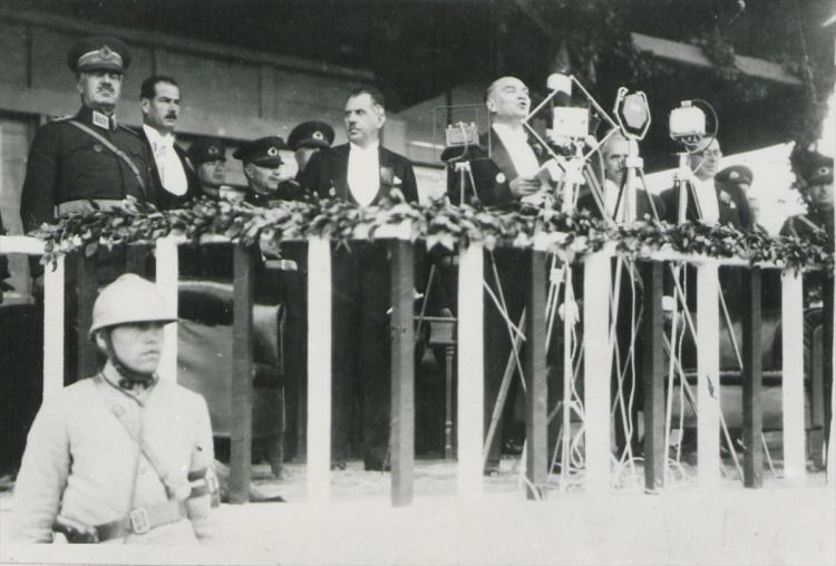 <p>Atatürk'ün 29 Ekim 1933'deki törende çekilen fotoğrafı.</p>

<p> </p>
