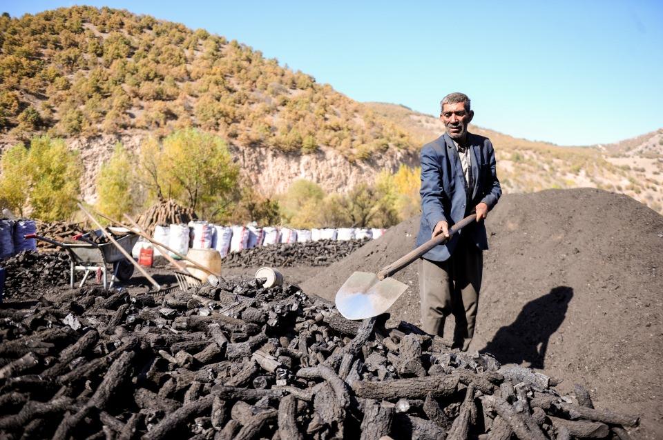 <p><strong>“Bazen yorgunluktan yemek yiyemeden uyuyoruz”</strong></p>

<p><br />
Zor şartlar altında bir yandan çalışıp, bir yandan da çocuklarına bakmak zorunda olan mangal kömürü işçisi Sultan Bağlayan, geçinebilmek için bu işi yaptıklarını ifade etti. Kadınların kaldırabileceğinden daha zor bir iş olduğunun altını çizen Bağlayan, bazı geceler yemek yiyemeden uyuduklarını söyledi. </p>
