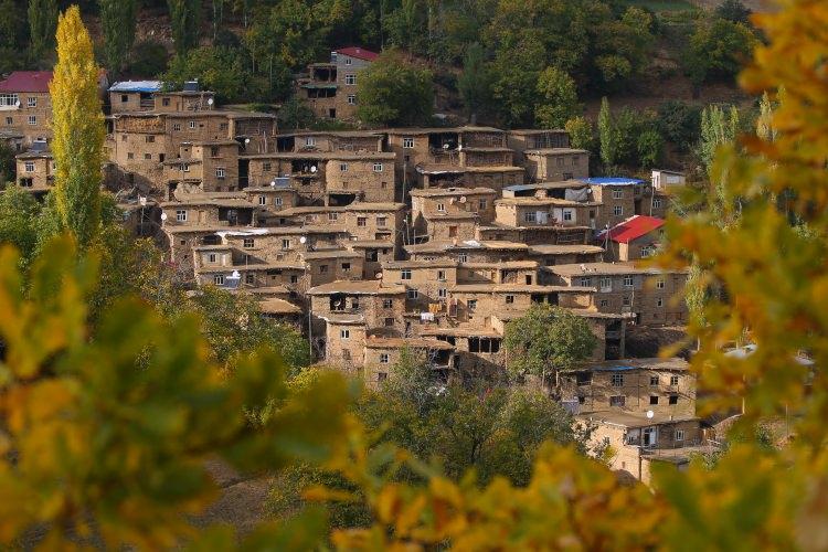 <p>Bitlis'in Hizan ilçesinde sonbahar gelişiyle sararan doğa, renkli görüntüler oluşturuyor. Yeşili bol olan Hizan, mevsimin değiştirdiği bitki örtüsüyle doğa severler için görsel bir şölen sergiliyor. </p>
