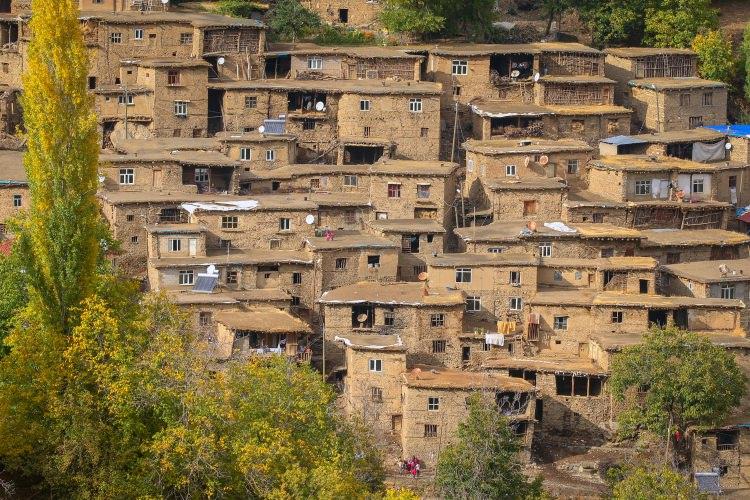 <p>İlçenin, şehir merkezine ulaşımını sağlayan karayolunun Panor mevkisindeki ormanlık alanlar, mevsimin sunduğu renk cümbüşüyle göz kamaştırıcı bir güzelliğe ev sahipliği yapıyor.</p>
