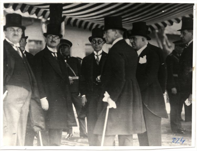 <p>Genelkurmay Başkanlığı, arşivlerindeki az bilinen Atatürk ve kutlama fotoğraflarını paylaştı. Albümde, Atatürk'ün bir törende çekilen fotoğrafı da yer aldı.</p>

<p> </p>
