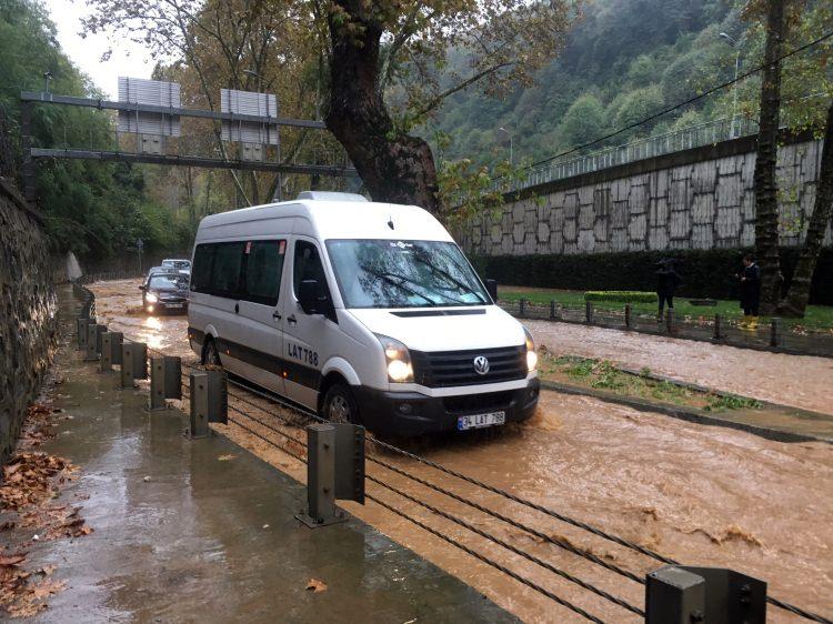 <p>İstanbul'da başlayan sağanak yağış, Sarıyer'de etkili oldu. Şiddetli yağış nedeniyle Sarıyer Çayırbaşı tünel girişinde yollar adeta dereye döndü. </p>

<p> </p>
