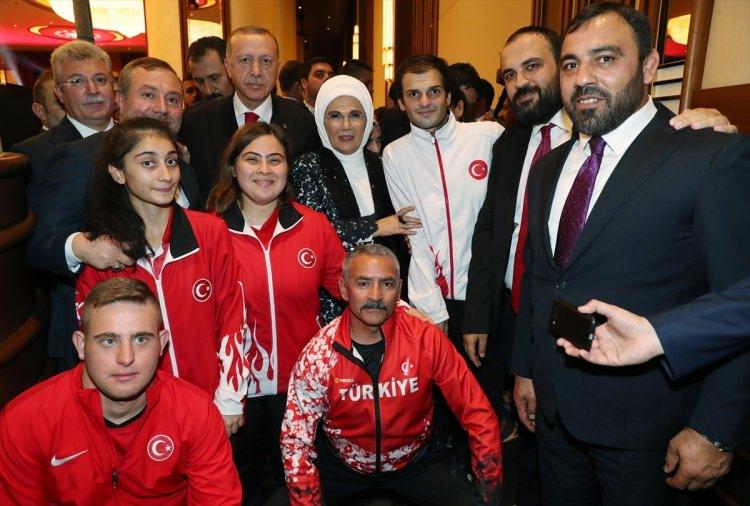<p>Hamza Yerlikaye ve milli sporcular</p>
